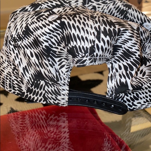 Snap back hat - Picture 2 of 3